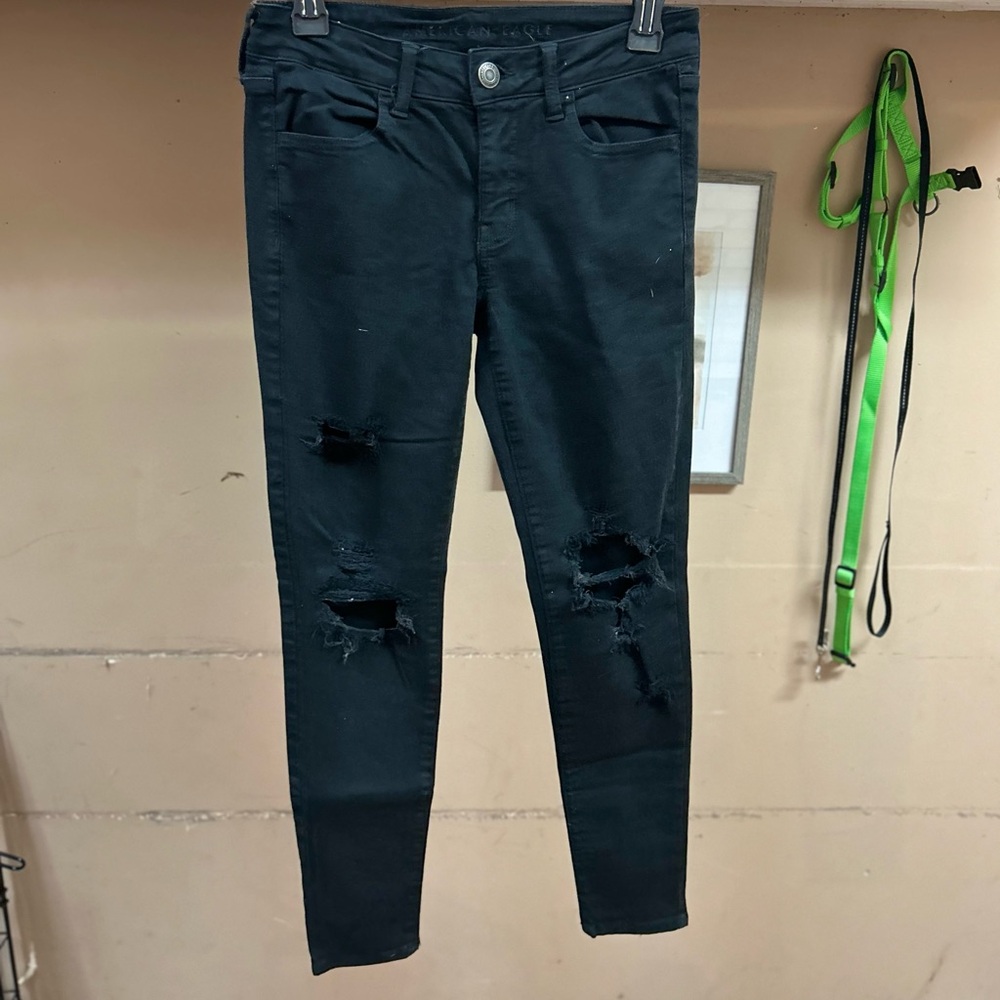 Size 6 American Eagle black skinny jeans.